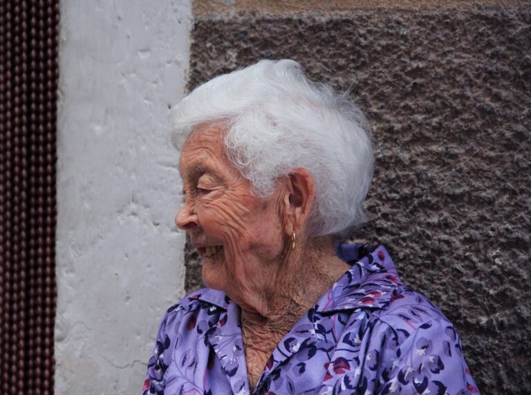 elderly woman 228955 1920 768x572